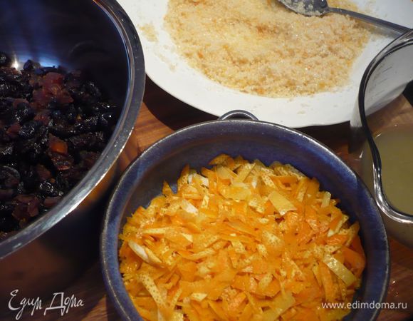 Готовим сухофрукты. Острым ножом тонко срезаем цедру с апельсинов и лимонов, мелко режем ее полосочками или квадратиками. Смешиваем с сухофруктами. Заливаем сиропом и пряной водой. Отставляем в сторону. 