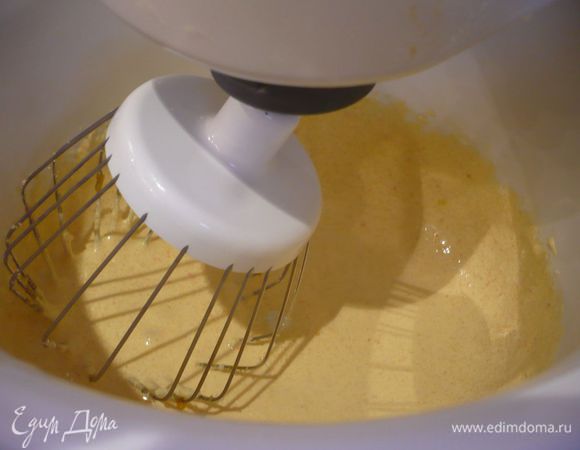 Готовим апельсиново-лимонный крем. Цедру апельсина и лимона растираем с сахаром. Доводим до кипения сок. Взбиваем желтки с добавлением сахара, постепенно добавляем муку, взбиваем, затем вводим холодные сливки и взбиваем до однородности. 