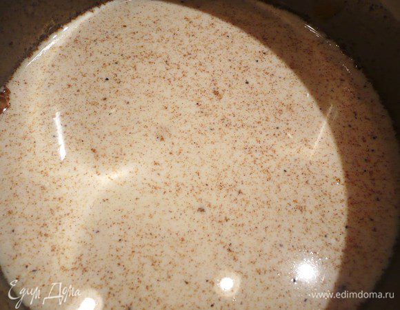 Готовим пряный крем. Желатин кладем в холодную воду, ждем пока он набухнет. Тем временем взбиваем сливки, ставим в холодьник. Молоко с цветочным медом и специями доводим до кипения, вводим порезанный кубиками пряный бисквит, мешаем, снимаем с огня, взбиваем погружным блендером и возвращаем на огонь.