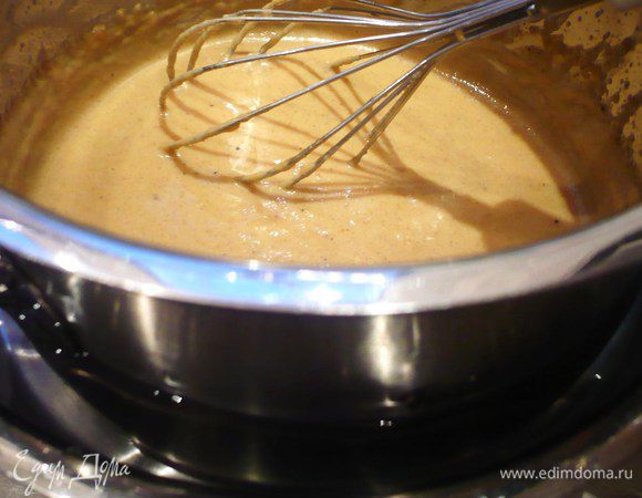 Охлаждаем на водяной бане примерно до 20 градусов и вводим сливки. Хорошо перемешиваем. 