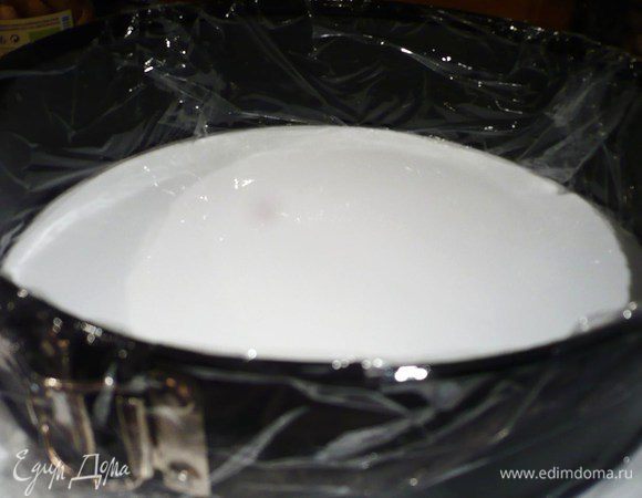 Собираем торт. Для этого блюдо я смазала слегка растительным маслом, кольцо смазала внутри растительным маслом и обернула пленкой. 
