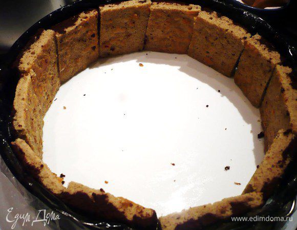 Режем наш бисквит «Рив Гош» на кубики примерно 6 см на 6 см. Выставляем кубики по кругу внутри кольца.