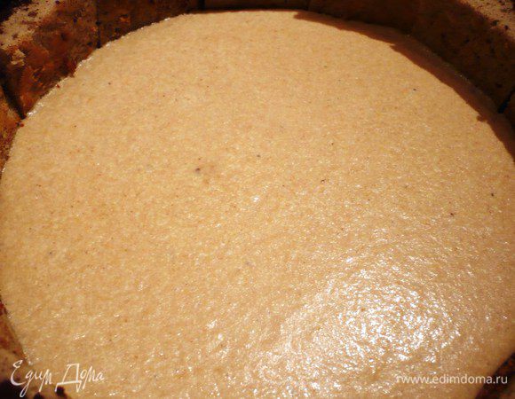 Укладываем одну половинку пряного бисквита. Заливаем ее половиной пряного крема.