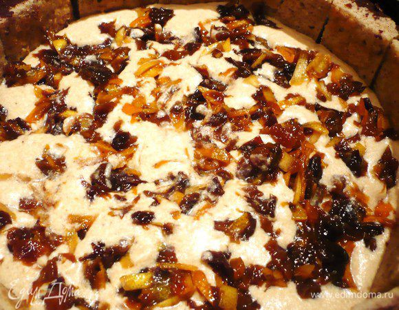 На крем кладем половину отжатых сухофруктов, заливаем апельсиново-лимонным кремом. 