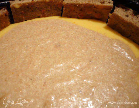 Заливаем снова пряным кремом. Выкладываем на него остальные сухофрукты.