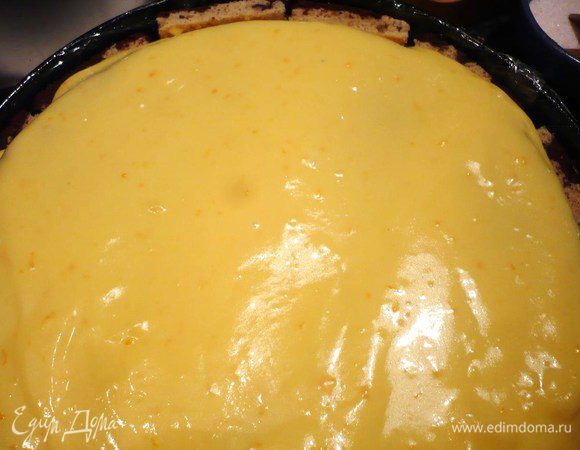 Закрываем второй частью пряного бисквита и выливаем на него сверху апельсиново-лимонный крем. Ставим на ночь в холодильник.