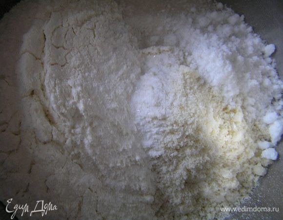 Приготовить бисквит. Из миндаля (лучше очистить от кожуры, тогда бисквит будет светлым) и сахара сделать миндальную муку с помощью кофемолки. Соединить все сухие ингредиенты: миндальную муку с сахаром, разрыхлитель, ванилин и обычную муку, перемешать. 
