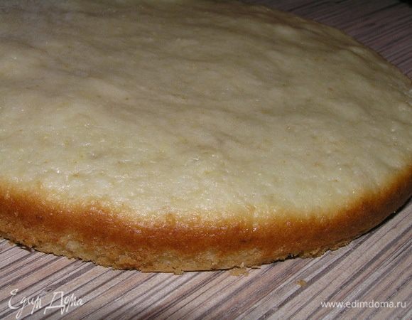 Тесто выложить в разъемную форму для выпечки (у меня Ф18см), застеленную кулинарной бумагой (у меня только дно, бока смазала маслом). Выпекать при 180*С около 20-25 минут. Остудить.

