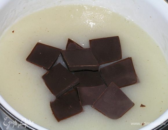 Приготовить крем. Из воды и манки сварить кашу, добавить поломанный на кусочки шоколад, перемешать.