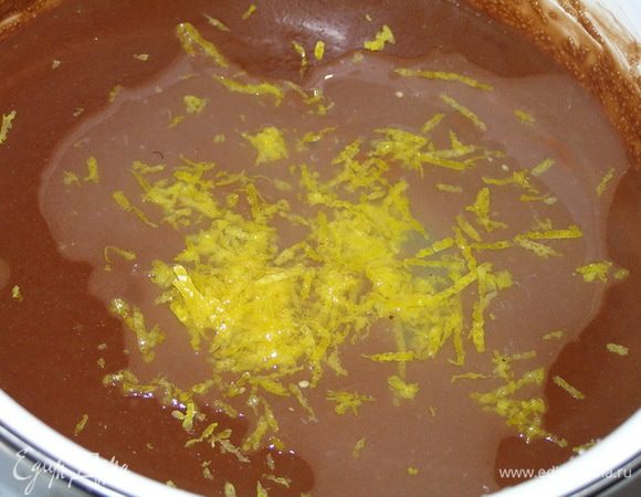 Добавить сок и цедру лимона, всыпать сахар и перемешать.