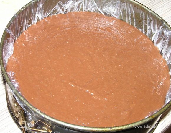 затем шоколадно-манный крем-мусс. Накрыть вторым коржом, слегка вдавить. Убрать в холодильник.