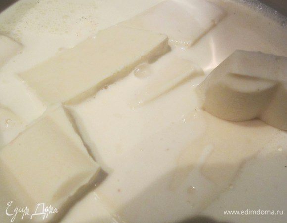 Готовим Vanilla Cream (ванильный крем) и крем - молочный шоколад. Крема нужно приготовить заранее, они должны выстояться и хорошо охладиться, самое идеальное - бисквит и крема приготовить вечером, а сборку тортика уже сделать на следующий день. Так как крем, даже если постоит в холодильнике, 3-4 часа, все равно не взобьется,проверено.
Подогреть сливки-всю порцию(800 грамм), не кипятить. Приготовить белый и молочный шоколад в отдельных емкостях, в белый добавить ваниль.Влить горячую половину нормы сливок в белый шоколад, мешать венчиком, пока он весь не растопится.