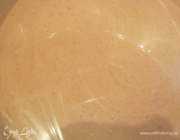 Влить ГОРЯЧУЮ  половину нормы сливок в молочный шоколад и размешать, пока он весь в сливках не растопится. Остудить ванильный и шоколадные крема, отправить в холодильник НА СУТКИ!