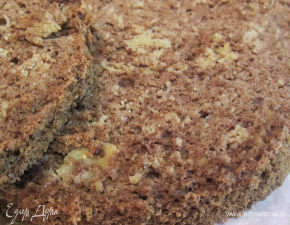 На следующий день разрезать бисквит на 3 ровных части.