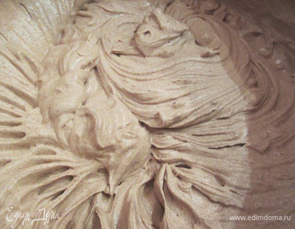 Взбить шоколадный  крем. Взбивать миксером на минимальной скорости.