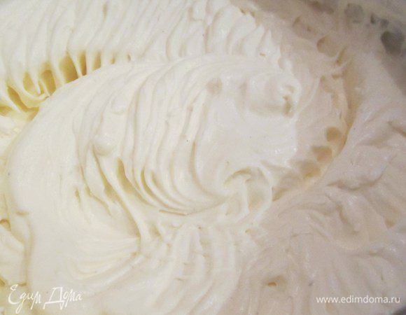 Взбить ванильный крем, тоже на минимальной скорости. Ванильный крем у меня взбивался дольше, чем молочный.