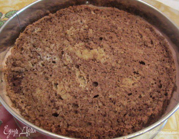 Накрываем вторым коржом. Рисуем так же, только у же начинаем рисовать круги  с ванильного крема. Накрываем последним. украшаем оставшимся кремом, фруктами т отправляем в холодильник на несколько часов. P. S. В этот тортик  я вместо молочного, в крем добавила черный шоколад, так как в холодильнике в тот момент было несколько плиок черного шоколада)и из-за этого получился  слегка горько-сладковатый вкус, в следующий раз обязательно будет молочный и вам советую, как в рецепте )).