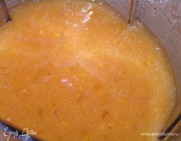 добавить сок грейпфрута и лимона. Желатин распустить на водяной бане и влить в пюре из хурмы, перемешать.