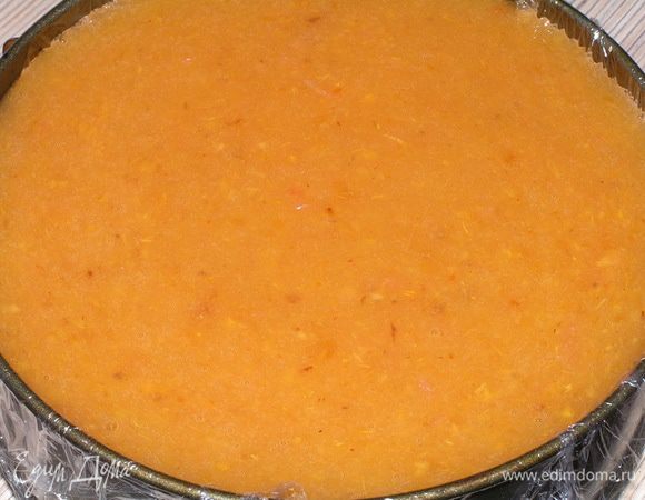 Желе вылить на торт, убрать в холодильник до полного застывания.