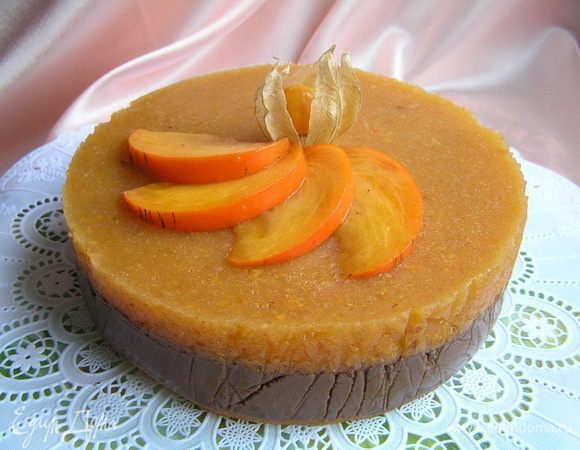 Застывший торт аккуратно вынуть из формы, украсить хурмой и физалисом.