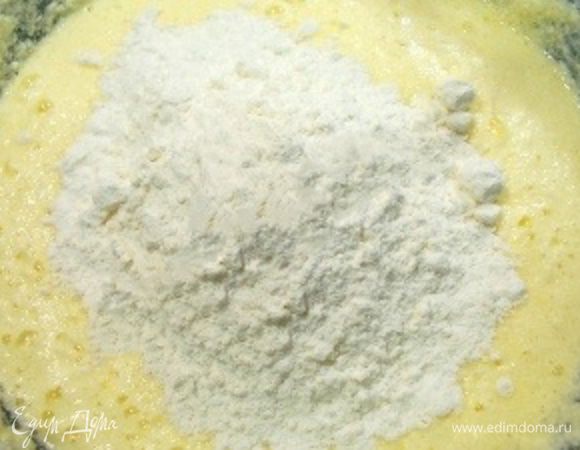 Взбейте яйцо с сахаром и ванилью, содой, солью. Добавьте растопленное сливочное масло, сметану, лимонную цедру, сок. Просейте в смесь муку.