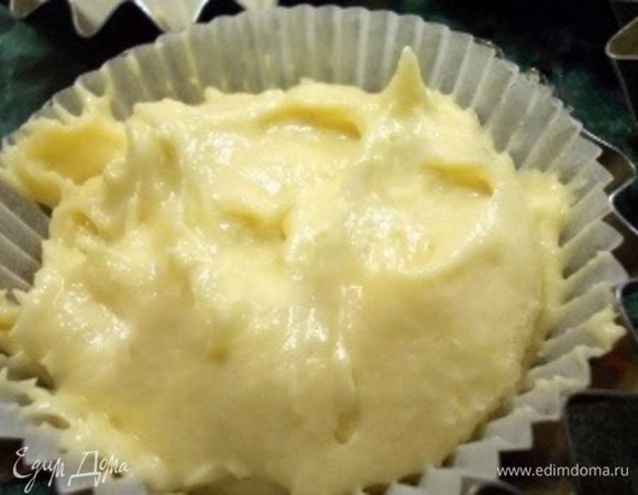 Тщательно размешайте тесто. Выложите в приготовленные бумажные капсулы, помещённые в формочки. Необходимо заполнить 2/3 капсул.
Выпекайте маффины в духовке 180гр. около 20 минут.