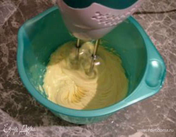 Для масляного крема взбейте размягчённое сливочное масло с сахарной пудрой, добавьте ваниль и краситель. Наполните кремом кондитерский мешок с насадкой "открытая звезда" и покройте кремом капкейки.