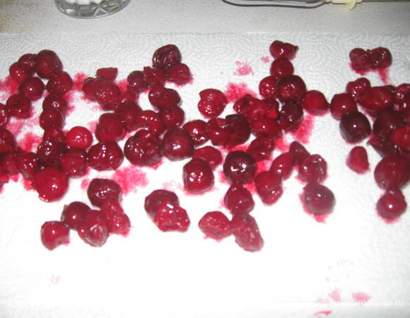 Вишню разморозить, положив на дуршлаг,   а из выделившегося сока сварить кисель,  добавив  сахарный песок, крахмал, разбавленный холодной водой. Припудрить корицей.
Вишню просушить на салфетке.