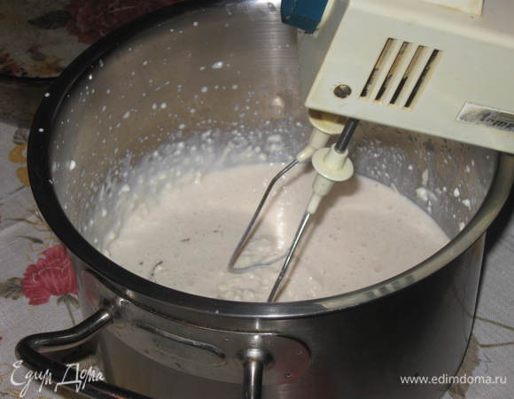 Смесь взбить миксером.