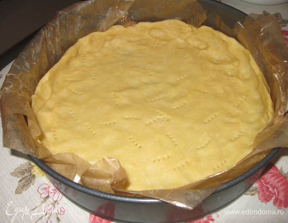 Разогреть духовку до 200 градусов, поместить туда форму с тестом и выпекать 15 минут. Вынуть форму и дать остудиться.