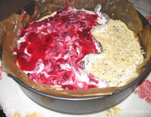 Форму  с тестом разделяем бортиком из фольги как вам подскажет фантазия.
В одну часть кладем только начинку из Феты, посыпав мускатным орехом, а в другую - Фету с вишней, добавив сверху несколько ложк киселя.Запекать до готовности 30 минут. Остудить и аккуратно вынуть фольгу.