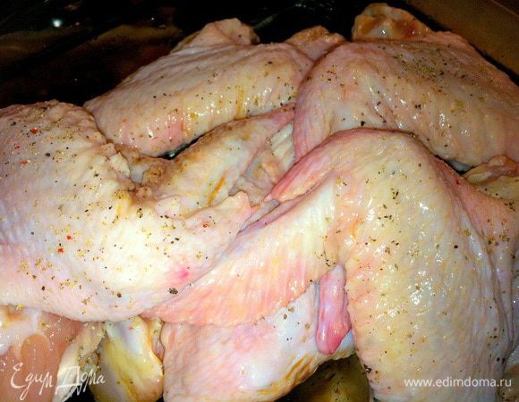 Крылышки моем и обсушиваем бумажным полотенцем. Перчим.