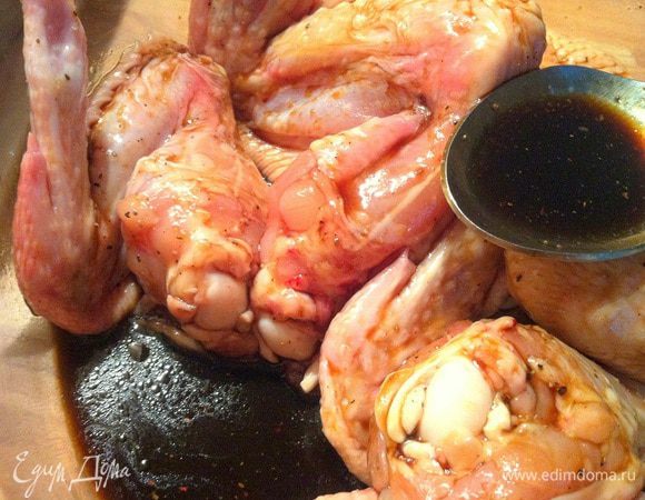 Соединяем вустерский и соевый соус, мёд и масло. Укладываем крылышки, перемешиваем с соусом и оставляем на 30 минут промариноваться.