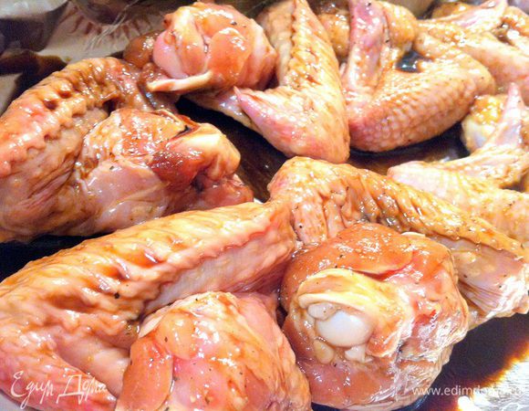 Духовку нагреваем до 180 градусов. Крылышки с маринадом выкладываем на выстланный пергаментом или фольгой противень и запекаем 30-35 минут, пока маринад не загустеет до консистенции густого сиропа.