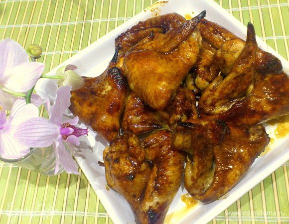 Готовые крылышки подать горячими тут же!!! В источнике предлагается подавать, посыпав рубленной мятой. Приятного аппетита!!!!