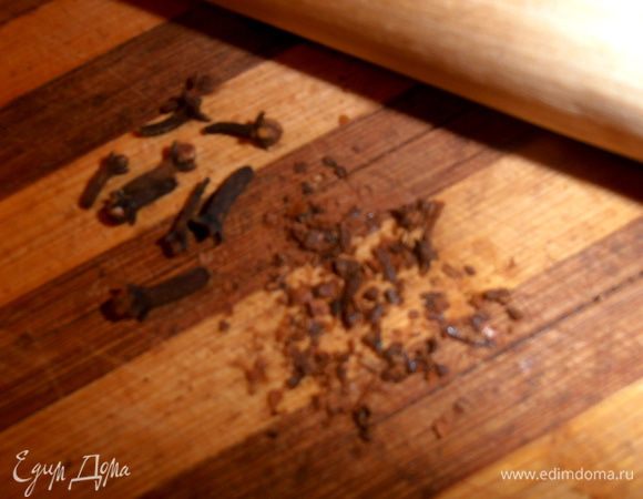 Гвоздику растолочь в крошку.