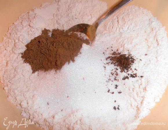 Добавить к муке гвоздику, корицу и соду (или разрыхлитель), перемешать.