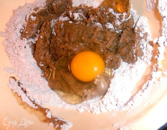 Вбить в тесто яйцо.
