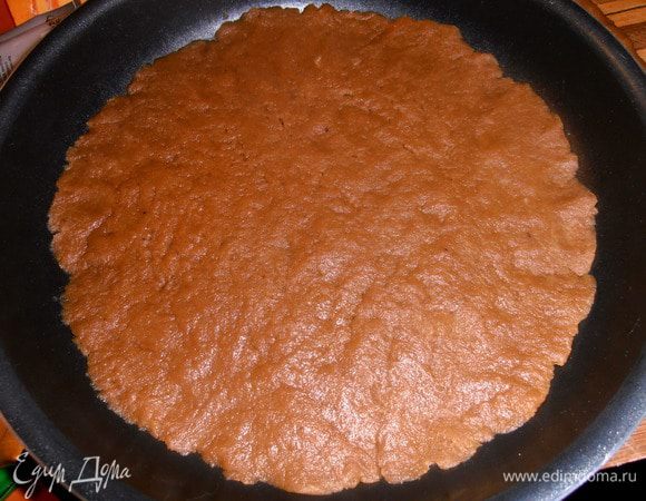 Через час делим тесто на неравные части..., Большую часть разминаем по дну формы (у меня тефлоновая и её не смазывала). Накалываем часто вилкой, чтобы не вздулась!