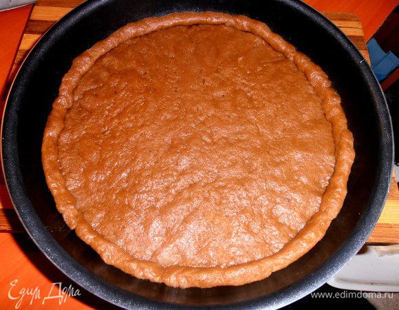 Лепим из теста жгутики для бортиков и прижимаем их по краям.