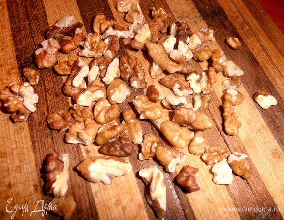 Орехи рубим ножом (фисташек меньше,чем грецких,чтобы не преобладала солёность!)