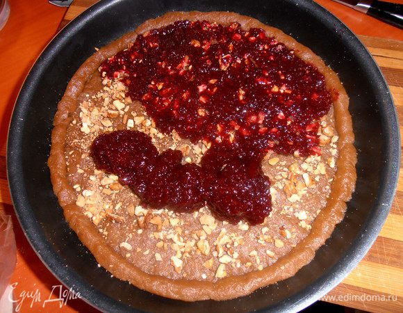 Начинаем размазываеть варенье по дну(я думаю,можно было с орехами его перемешать даже!)