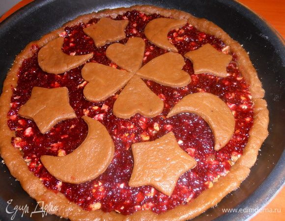 Выкладываем на варенье наши выкройки из теста...