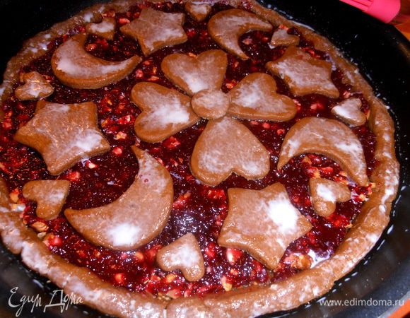 Смазываем все детали и края пирога молоком(или желтком)