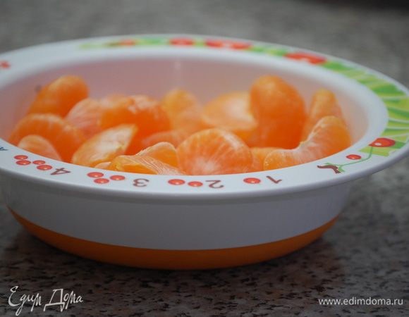 Очистить  мандарины от шкурки, разобрать на дольки и оставить «заветриться» на час. Достать из холодильника масло и яйца, чтобы они нагрелись. Сухофрукты замочите в апельсиновом ликере (у меня был лишь изюм)