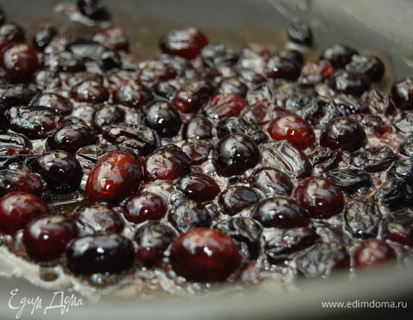 Горячие дольки выложить на тарелку, чтобы они остыли, а в сковородку выложить изюм в ликере и прогреть, пока ликер не испарится.  Посмотрите, как смешно «надулся» изюм.