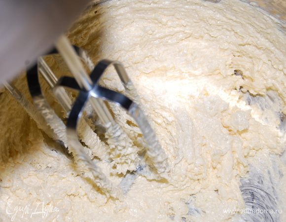 Масло и сахара взбить в пышную массу (около 5 минут).