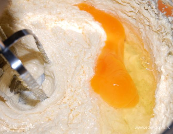 По одному добавить яйца, каждый раз тщательно вымешивая.