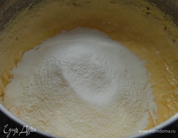 Ввести просеянную муку с разрыхлителем и солью, вымесить до однородности лопаткой.