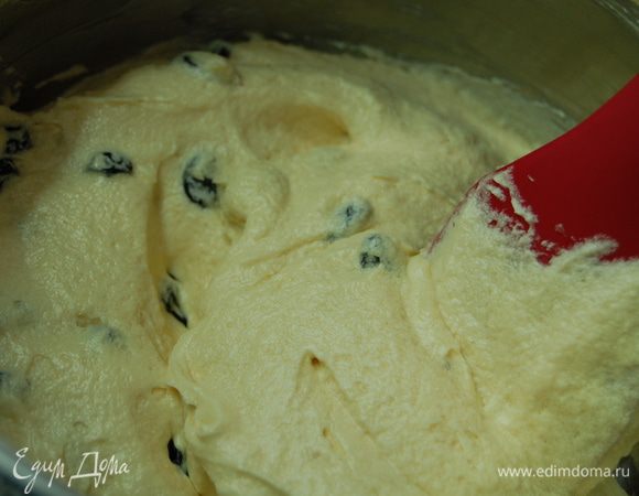   Добавить остывший изюм и еще раз перемешать. Обратите внимание на консистенцию теста - оно должно быть довольно густым, отрываться от ложки и падать большим куском. Если тесто жидковато, нужно  добавить муку. Выложить тесто в смазанную маслом и посыпанную мукой форму, перекладывая карамелизованными мандаринами.
Выпекать около часа  при 180 С. Готовность – сухая деревянная шпажка. Остывший кекс присыпать сахарной пудрой. 
